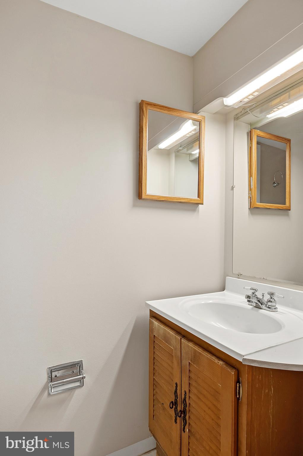 10705 Faulkner Ridge Circle Columbia, MD 21044 - Photo 20 of 34 Half Bathroom