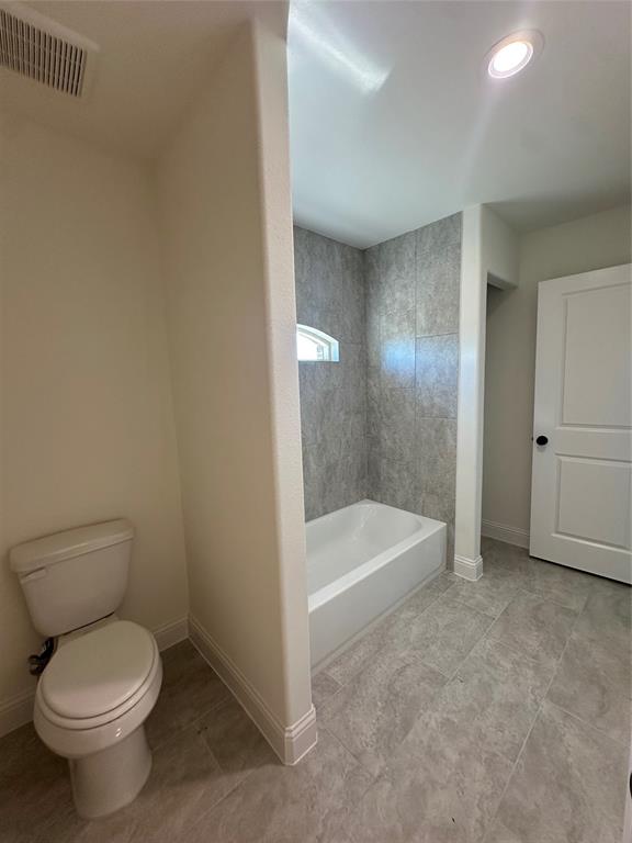 116 Blackstar Lane Decatur, TX 76234 - Photo 19 of 32 a bathroom with a toilet and a bathtub