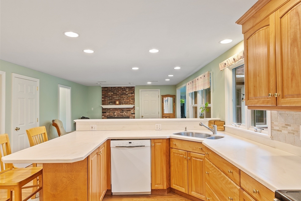8 Footpath Road Chelmsford, MA 01824 - Photo 9 of 42 Gallery Image 9