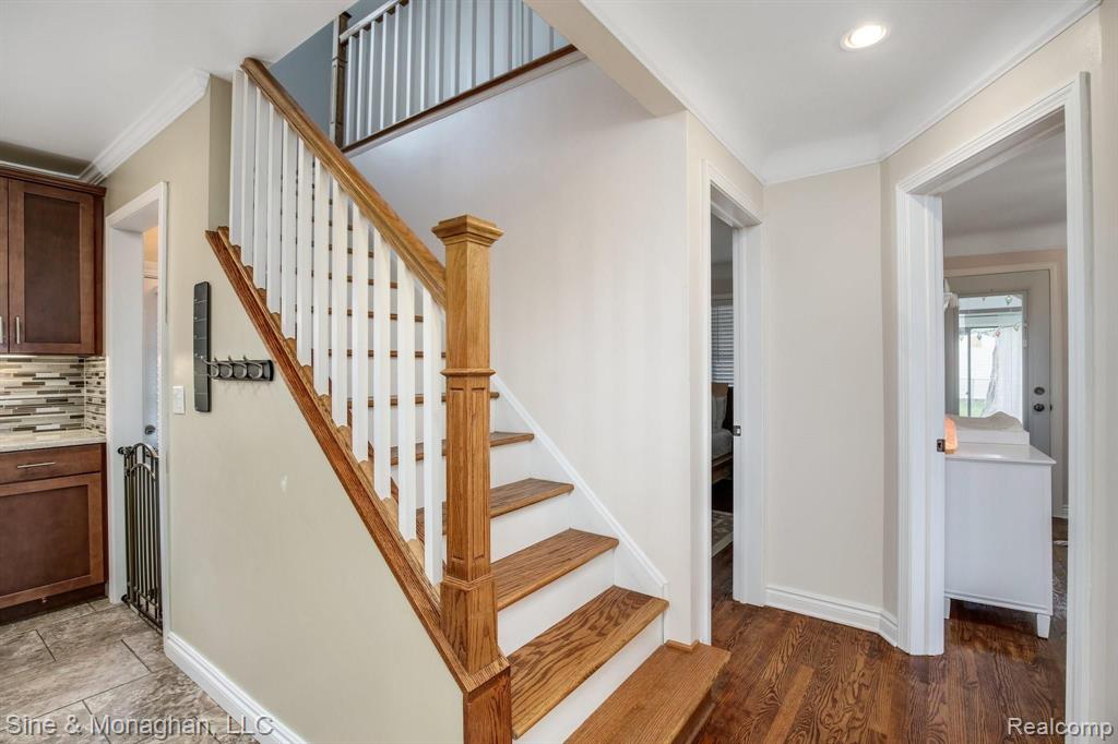 1624 Roslyn Road Grosse Pointe Woods, MI 48236 - Photo 12 of 31
