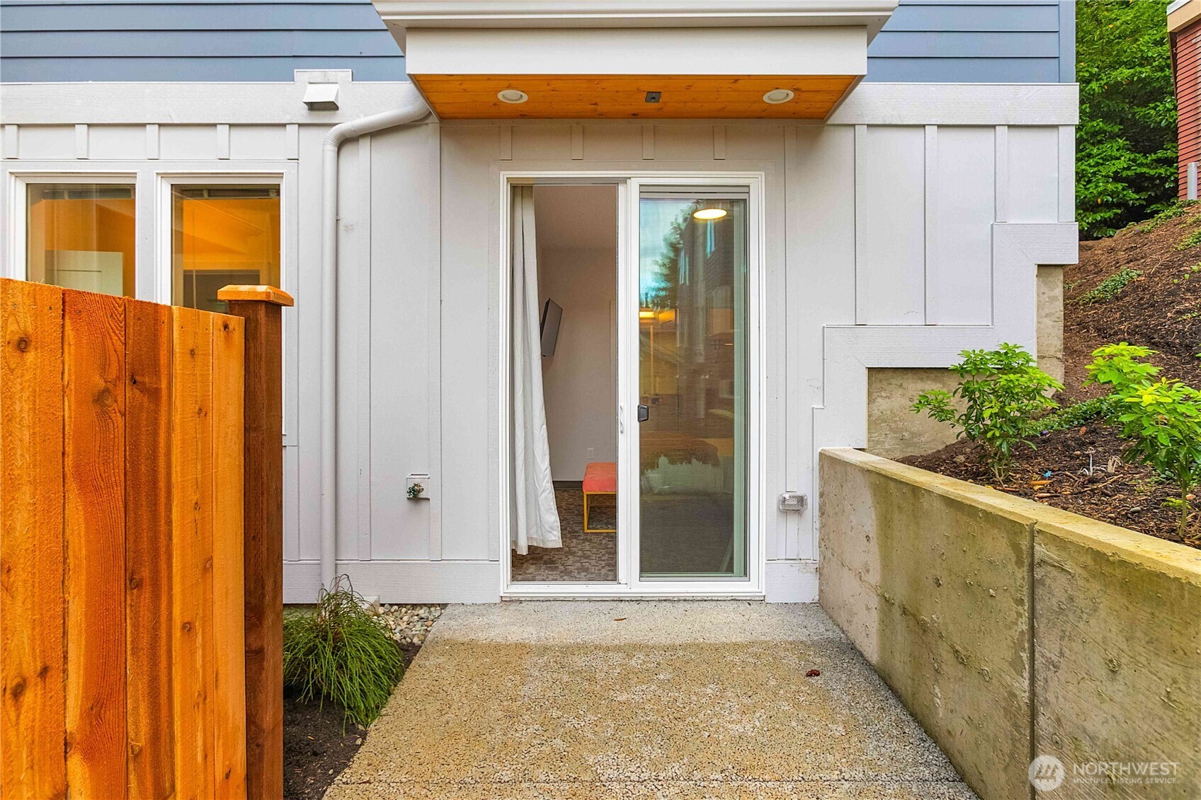 2613 3rd Avenue West Seattle, WA 98119 - Photo 17 of 27