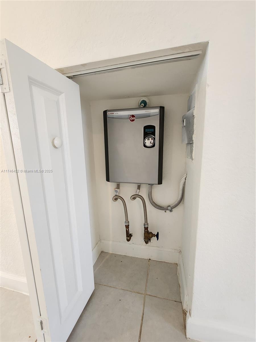 18232 Southwest 148th Road, Unit 18232 Miami, FL 33187 - Photo 15 of 44 a bathroom with a bathtub