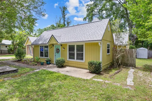 a view of a house with backyard and garden