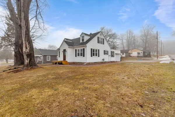 $179,900 | 330 Grove Street, Manawa, WI 54949