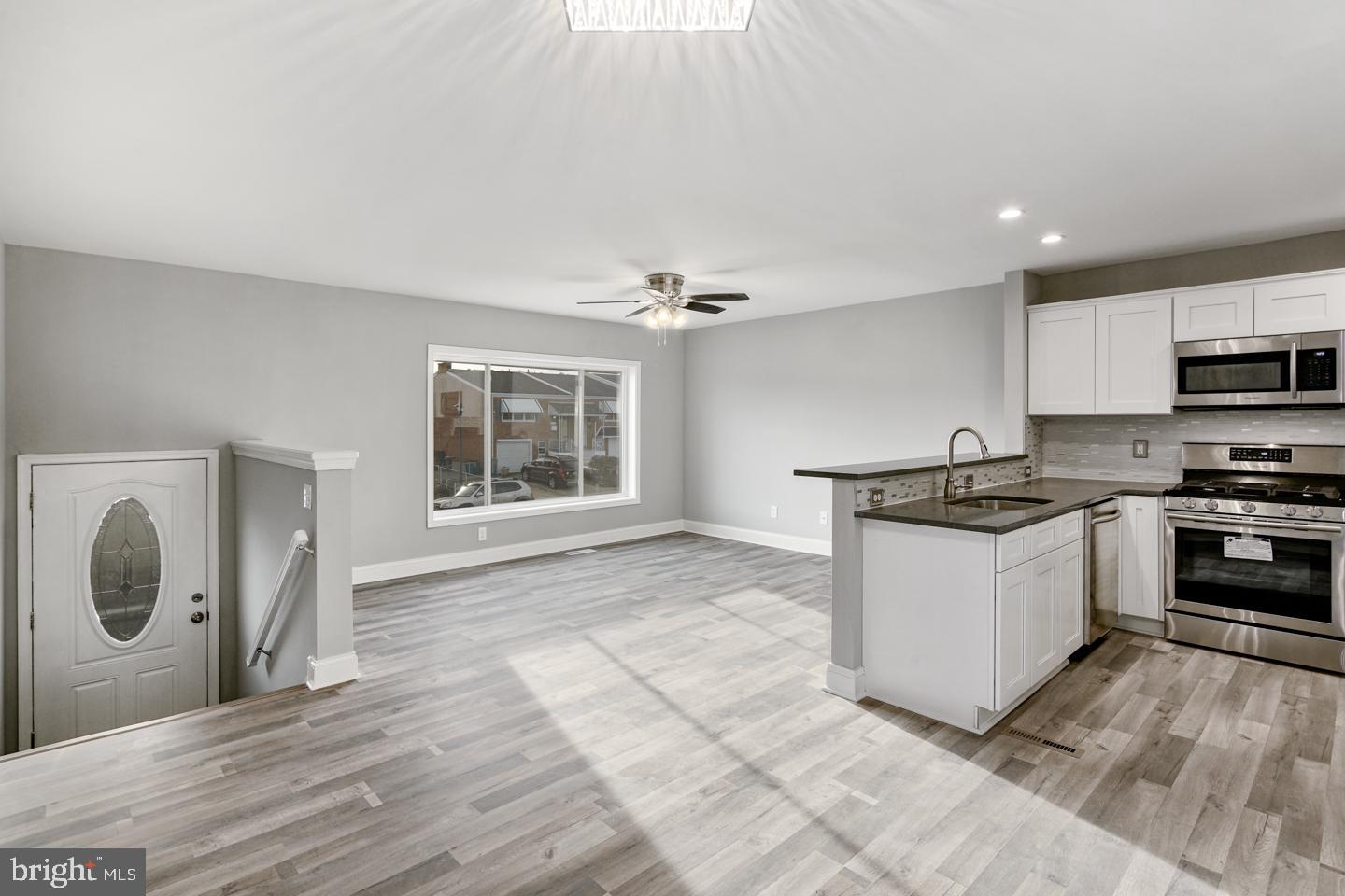 3539 Kyle Road Philadelphia, PA 19154 - Photo 4 of 25 Kitchen/Living Room