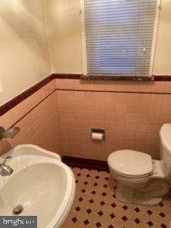 549 Broadview Road Upper Darby, PA 19082 - Photo 9 of 21 1st floor powder room