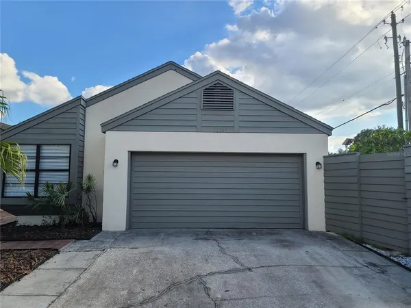 $2,700 | 13701 Lazy Oak Drive, Tampa, FL 33613