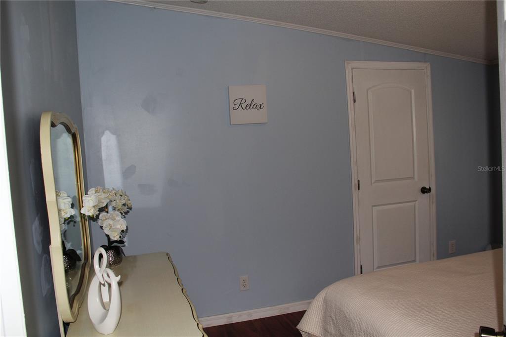 13127 Star Road Brooksville, FL 34613 - Photo 22 of 54 a room with a table and a potted plant
