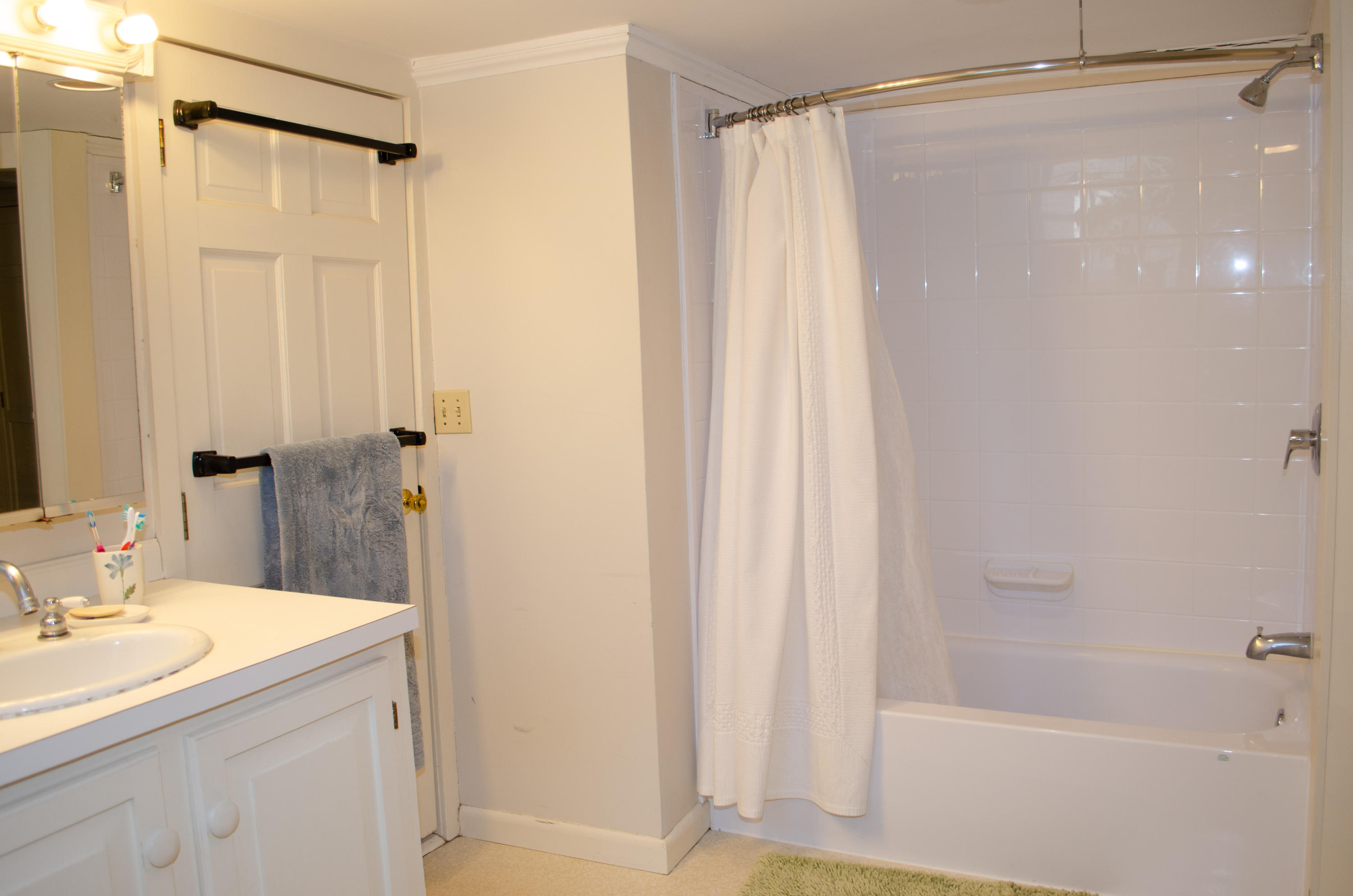 1030 Main Street Bangor, ME 04401 - Photo 21 of 27 Second Floor Full Bath