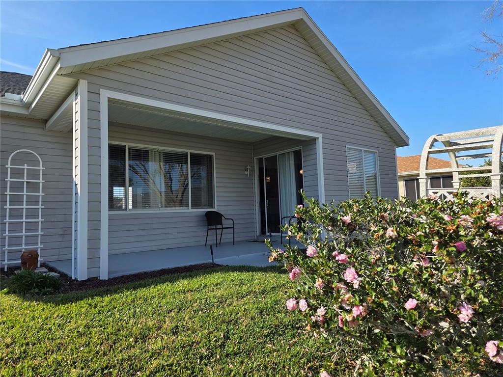 13185 Southeast 93rd Terrace Road Summerfield, FL 34491 - Photo 31 of 48 a front view of a house with a yard