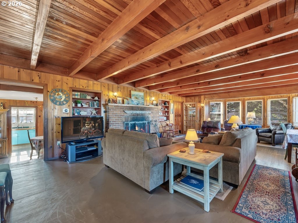 1081 South Promenade Seaside, OR 97138 - Photo 12 of 39 a living room with furniture and a flat screen tv