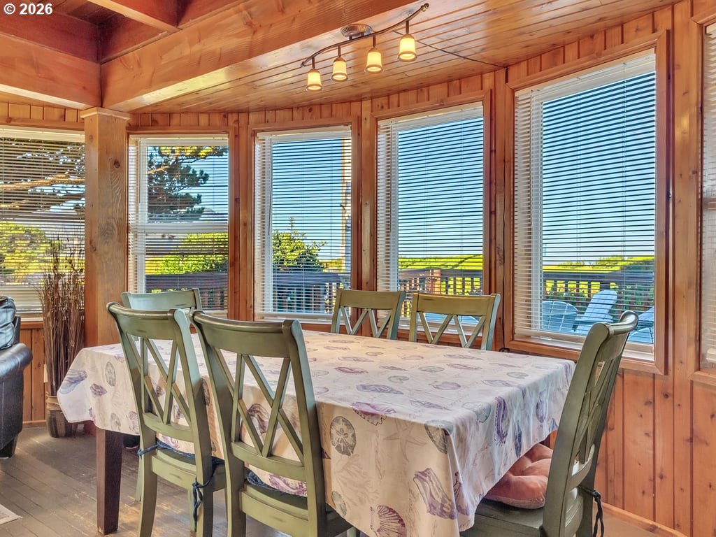 1081 South Promenade Seaside, OR 97138 - Photo 15 of 39 a dining room with furniture and window