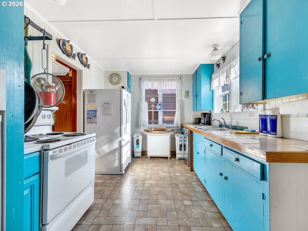 1081 South Promenade Seaside, OR 97138 - Photo 17 of 39 a large white kitchen with stainless steel appliances granite countertop a lot of counter space and a sink