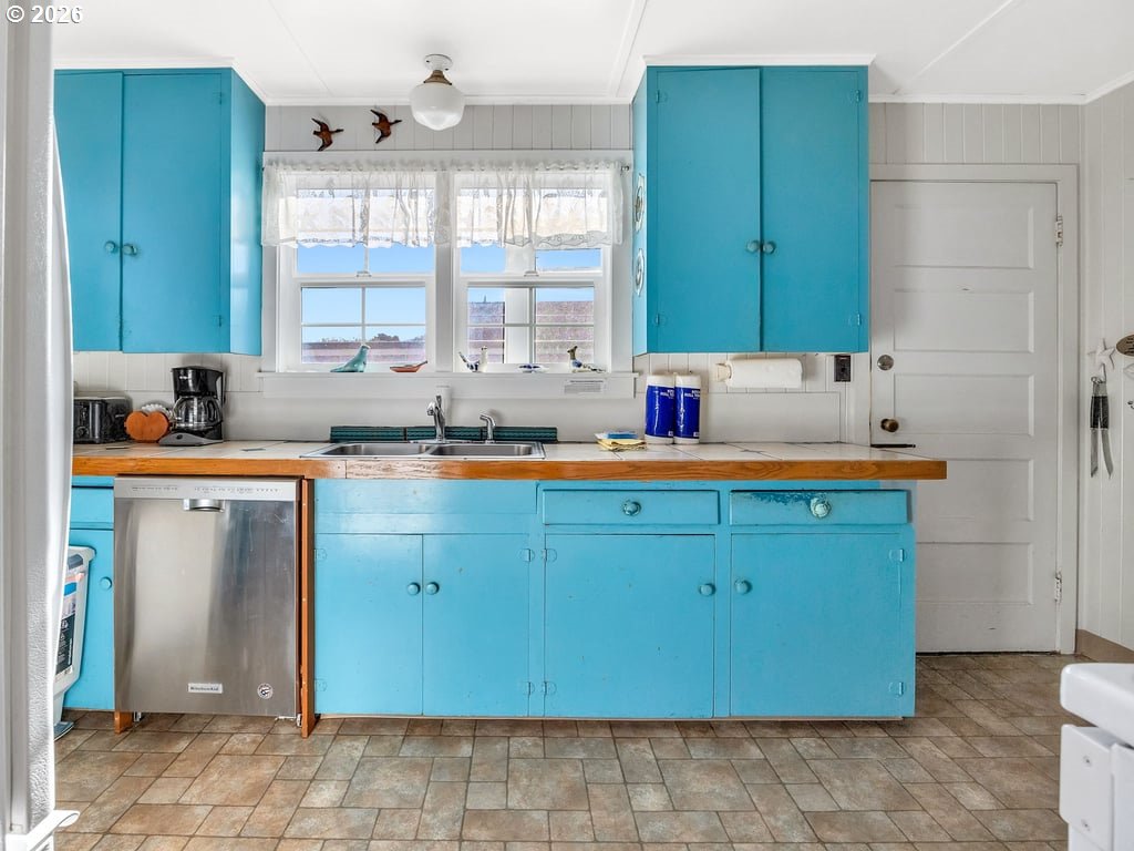 1081 South Promenade Seaside, OR 97138 - Photo 18 of 39 a bathroom with a sink and a mirror
