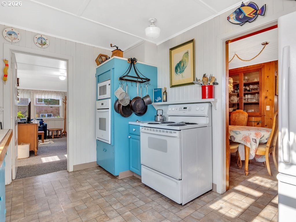 1081 South Promenade Seaside, OR 97138 - Photo 19 of 39 a utility room with dryer and washer