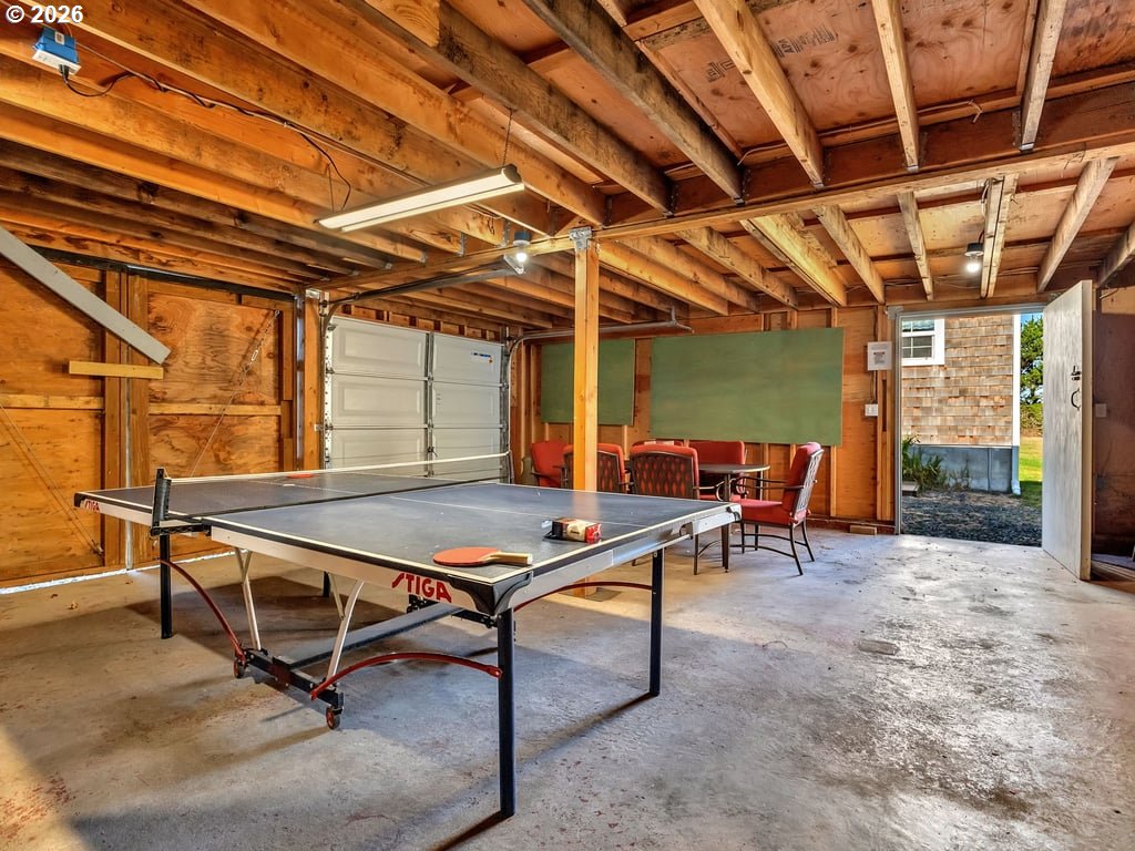1081 South Promenade Seaside, OR 97138 - Photo 31 of 39 a room with table tennis table and chairs