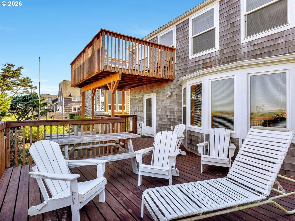 1081 South Promenade Seaside, OR 97138 - Photo 6 of 39 a view of a chairs and table on the deck
