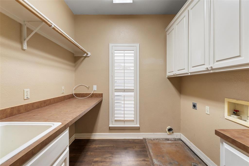 5624 Rosalie Drive Waco, TX 76708 - Photo 22 of 39 a bathroom with a sink and a bathtub