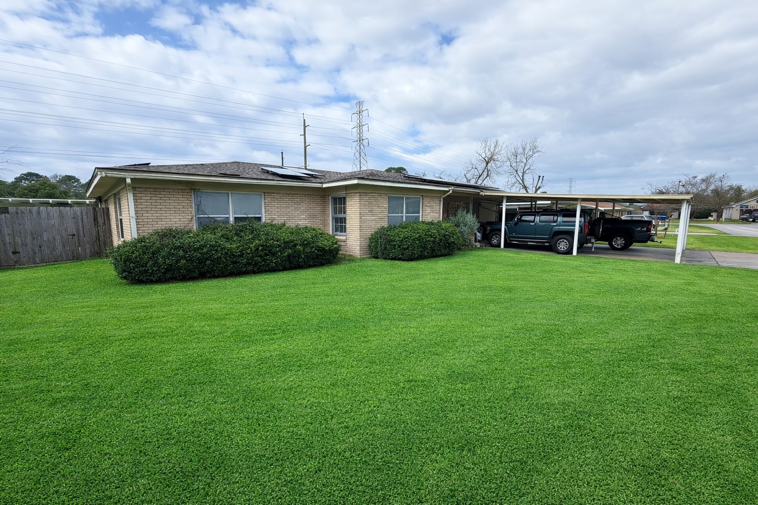 614 Sunset Lane La Marque, TX 77568 - Photo 4 of 12 a view of a yard with a house in the background