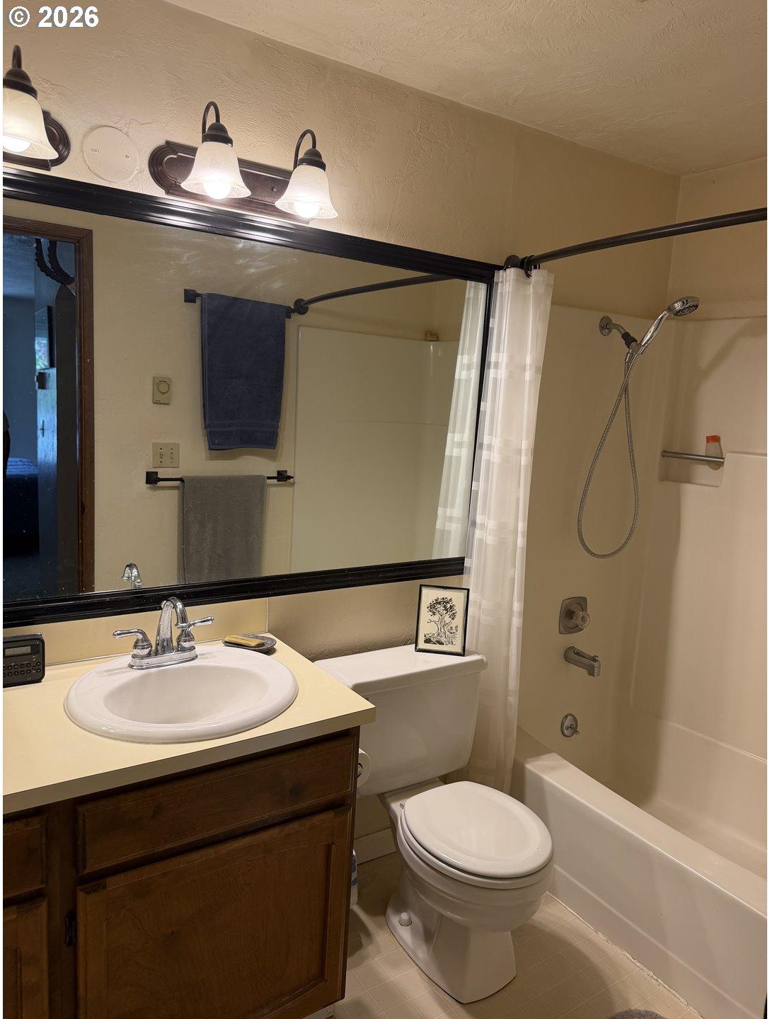 650 Harlow Road Springfield, OR 97477 - Photo 9 of 12 Bathroom