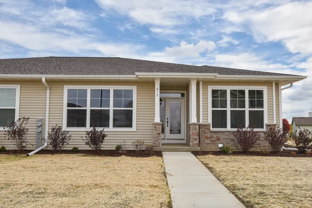 $369,900 | 615 Hunter Oaks Boulevard, Unit B, Watertown, WI 53094