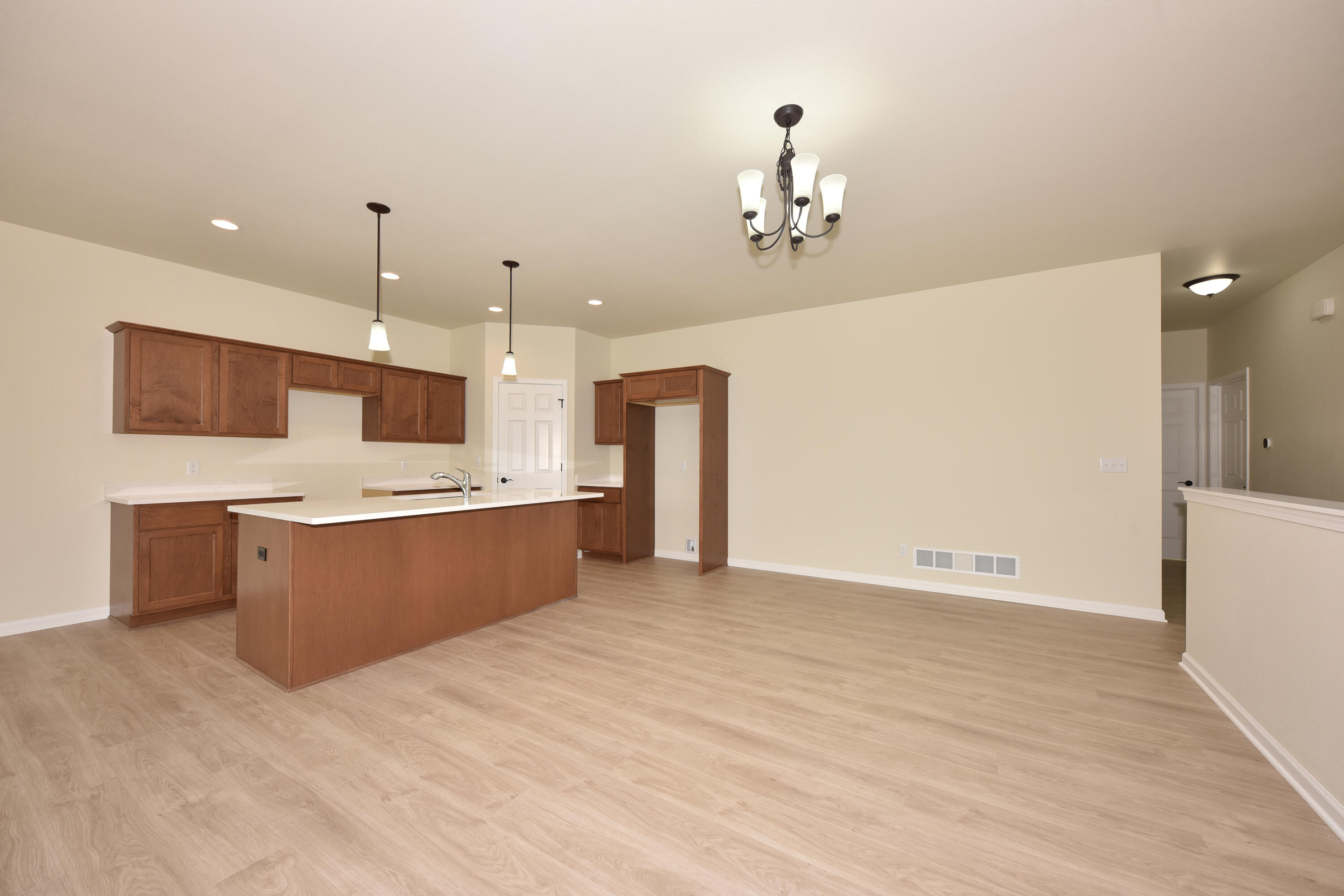 615 Hunter Oaks Boulevard, Unit B Watertown, WI 53094 - Photo 11 of 39 EUP_9314