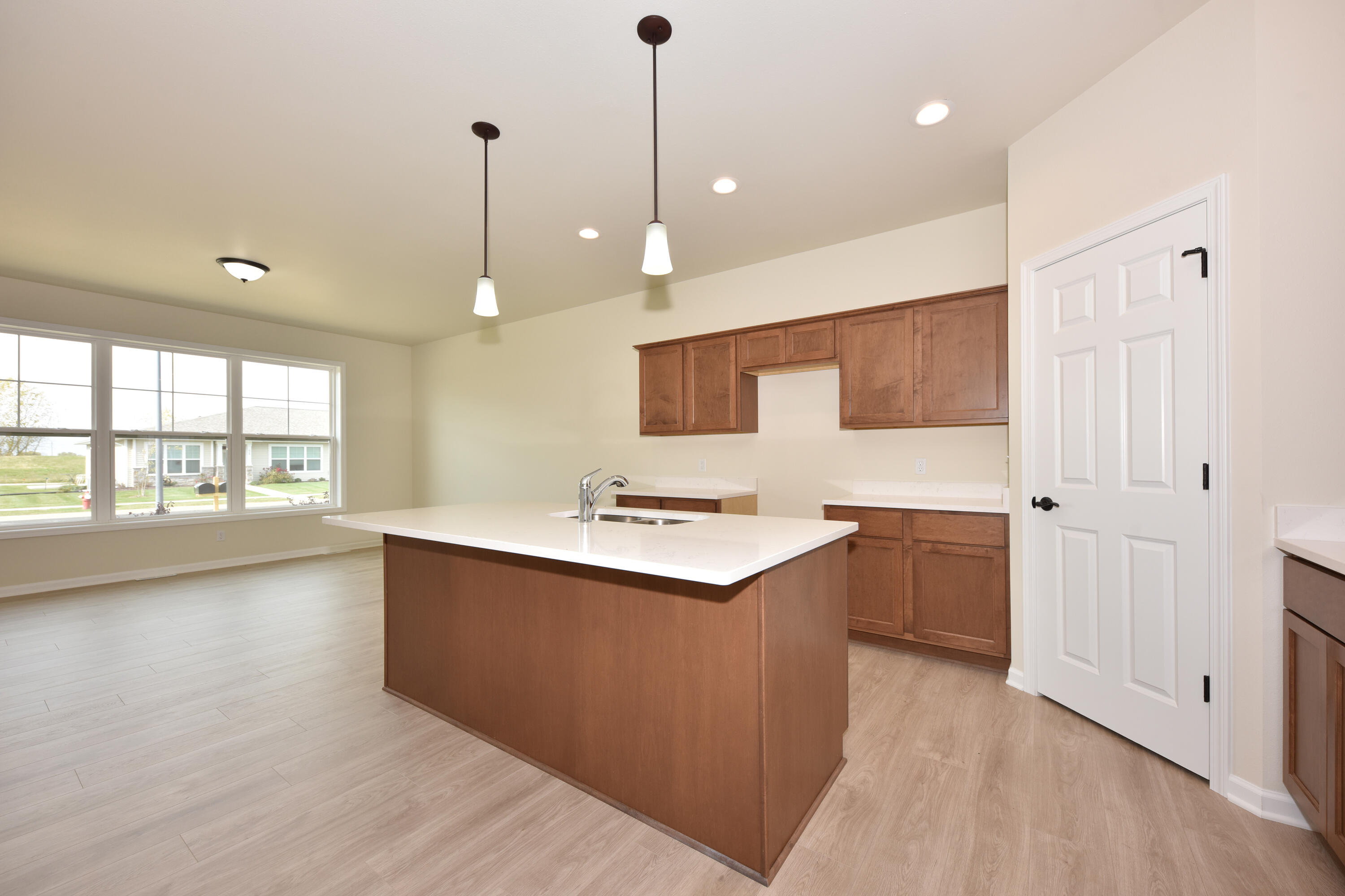 615 Hunter Oaks Boulevard, Unit B Watertown, WI 53094 - Photo 14 of 39 EUP_9317