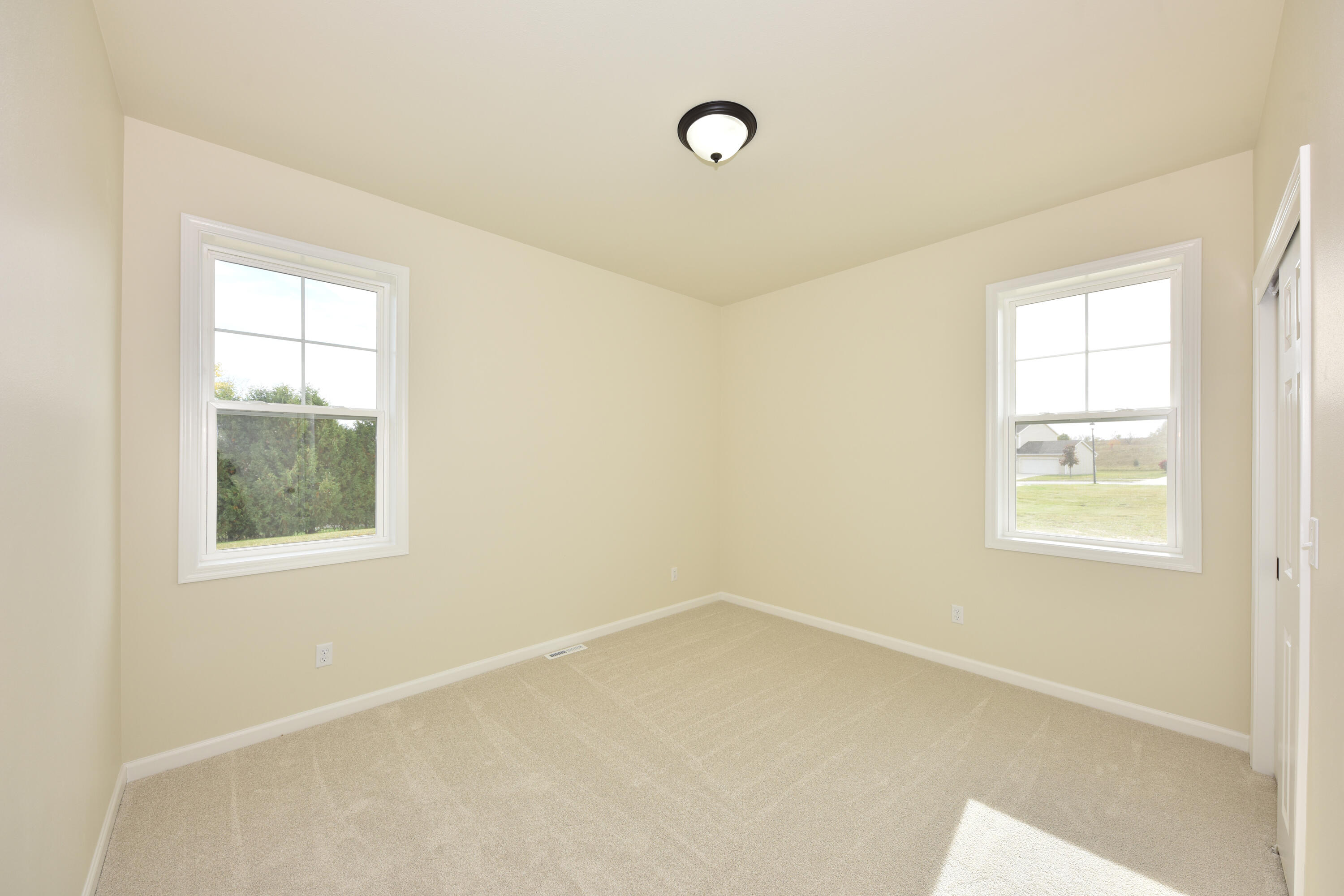 615 Hunter Oaks Boulevard, Unit B Watertown, WI 53094 - Photo 28 of 39 EUP_9339