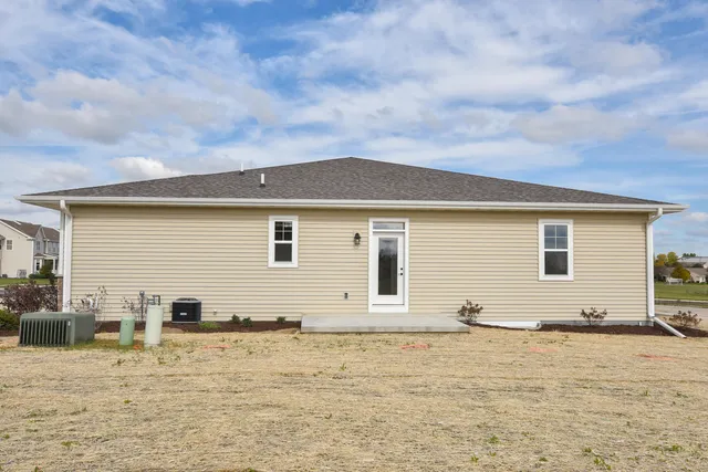 $369,900 | 615 Hunter Oaks Boulevard, Unit B, Watertown, WI 53094