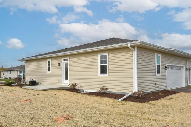 $369,900 | 615 Hunter Oaks Boulevard, Unit B, Watertown, WI 53094