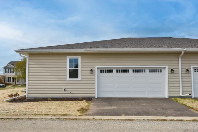 $369,900 | 615 Hunter Oaks Boulevard, Unit B, Watertown, WI 53094