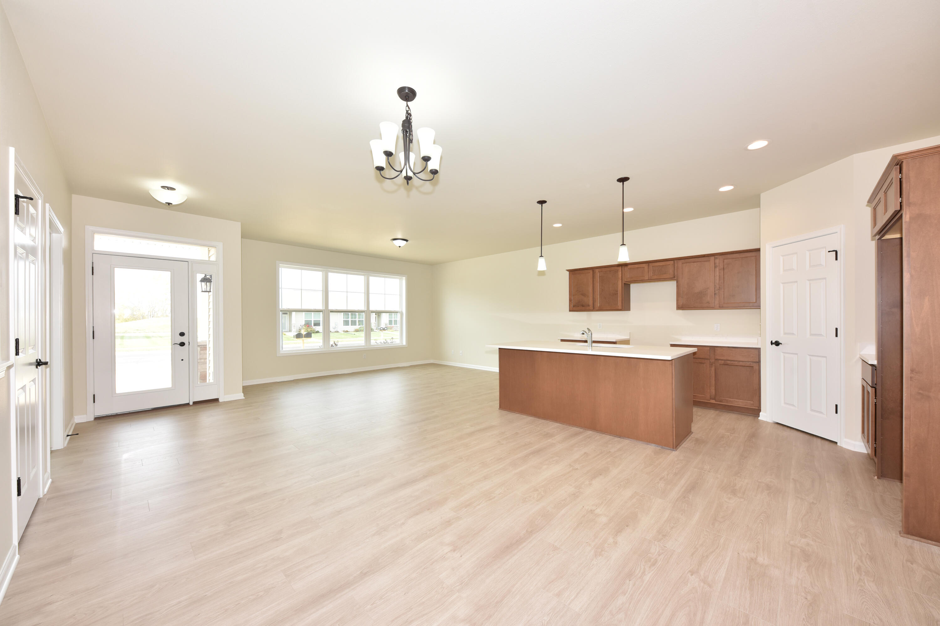 615 Hunter Oaks Boulevard, Unit B Watertown, WI 53094 - Photo 6 of 39 EUP_9307