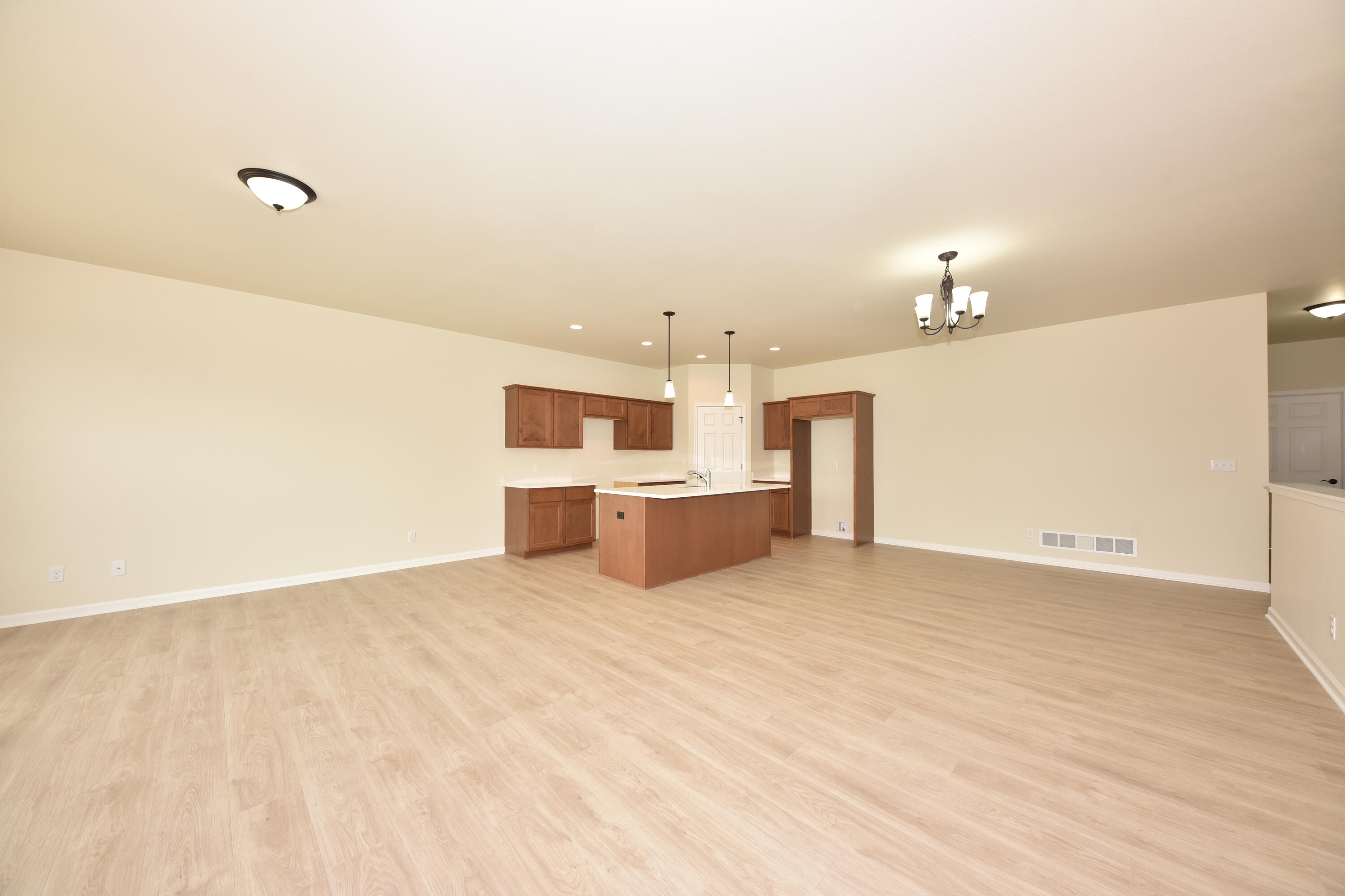 615 Hunter Oaks Boulevard, Unit B Watertown, WI 53094 - Photo 7 of 39 EUP_9308