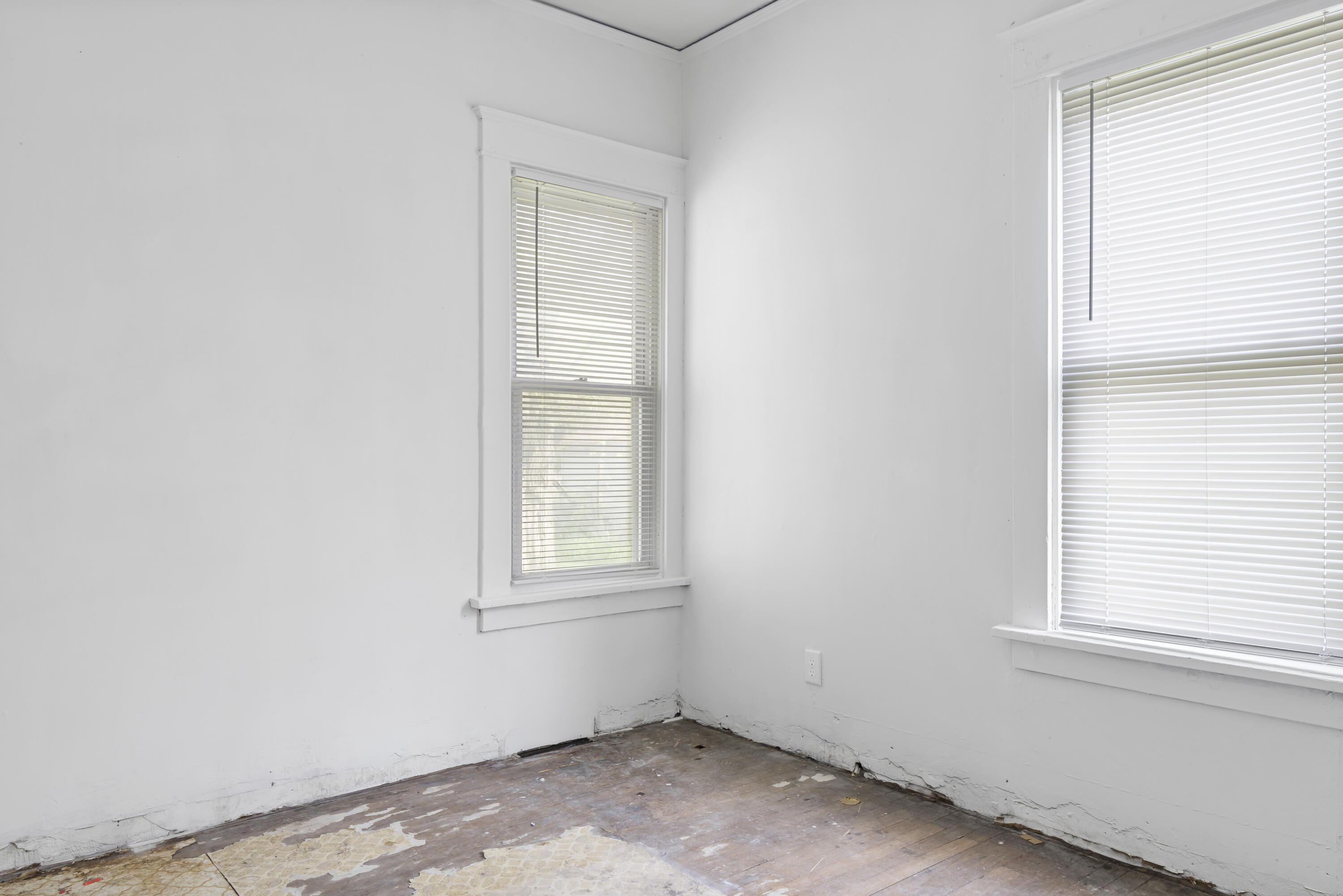 605 Mount Street Gary, IN 46406 - Photo 11 of 23 an empty room with windows and closet