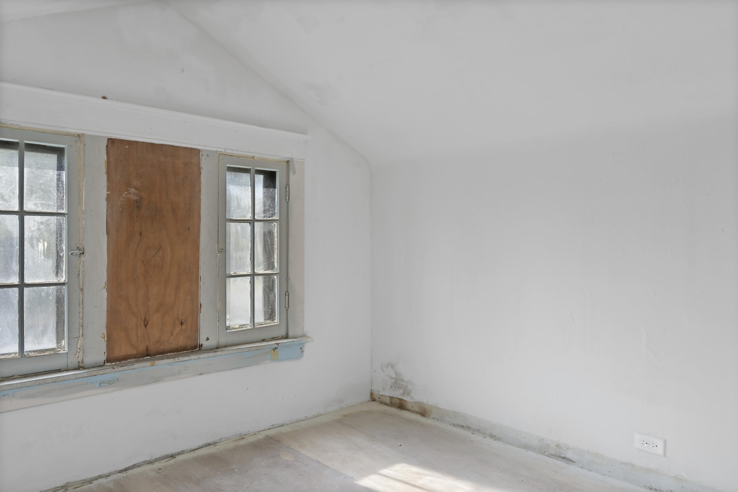 605 Mount Street Gary, IN 46406 - Photo 13 of 23 an empty room with windows