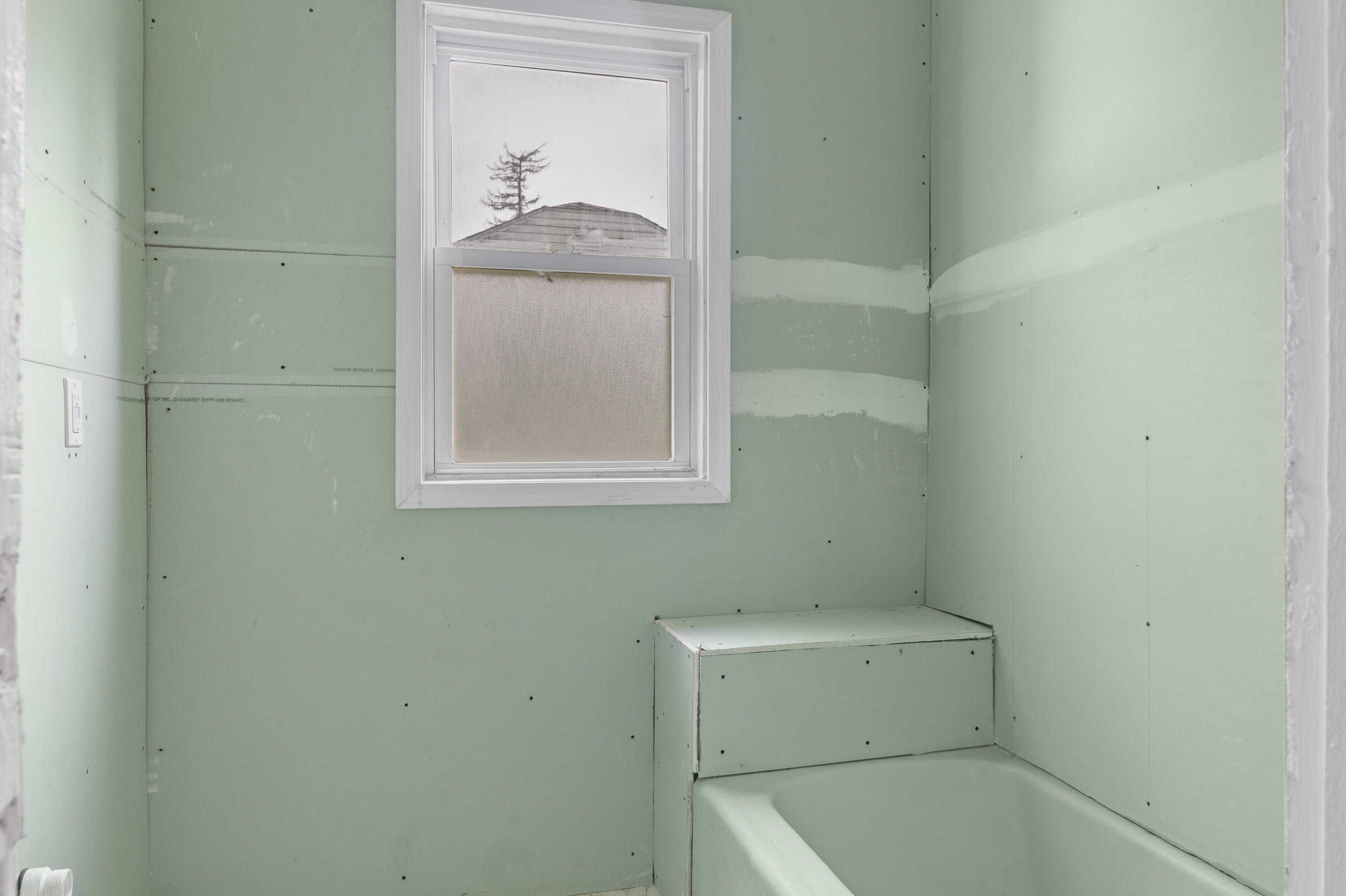 605 Mount Street Gary, IN 46406 - Photo 14 of 23 a bathroom with a tub