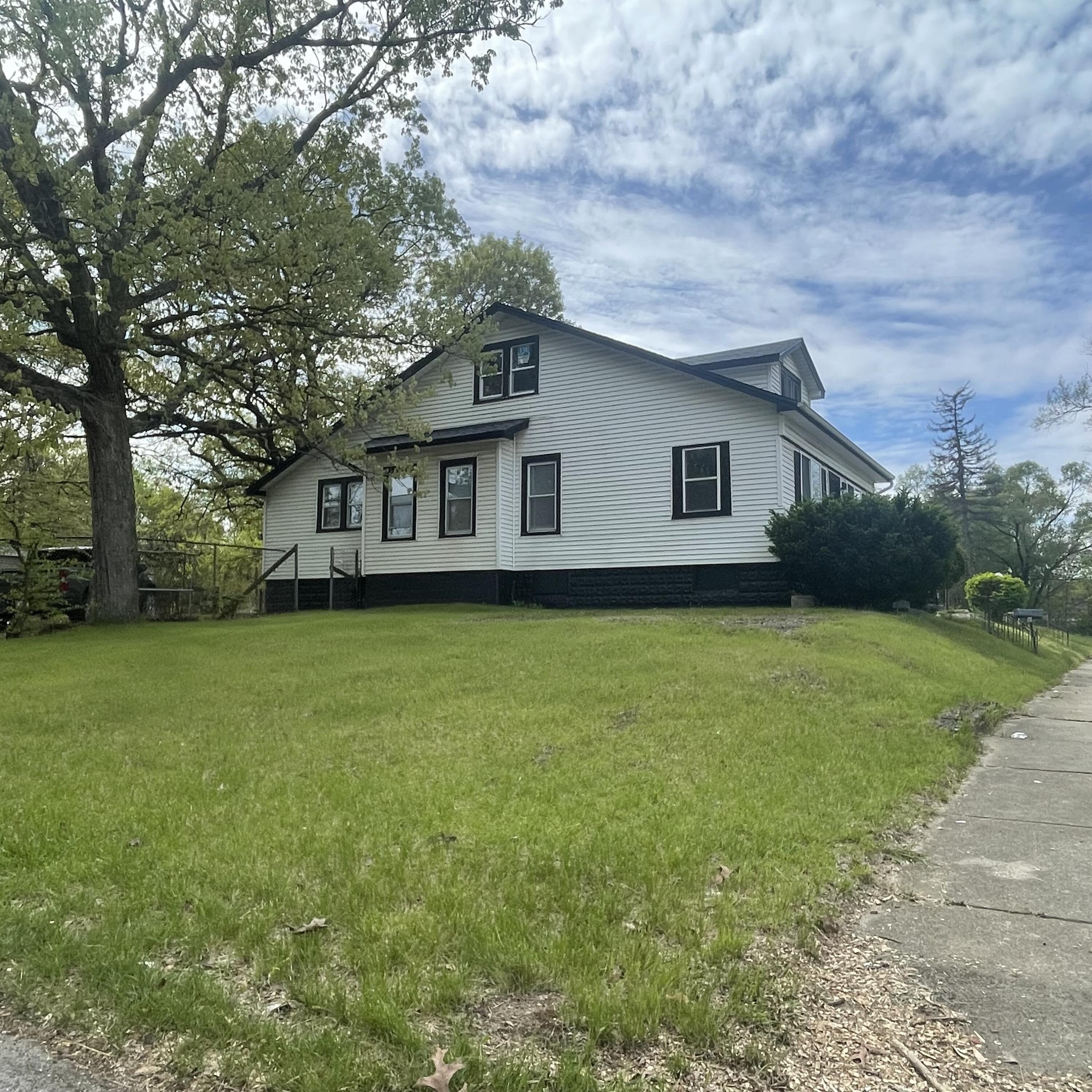 605 Mount Street Gary, IN 46406 - Photo 2 of 23