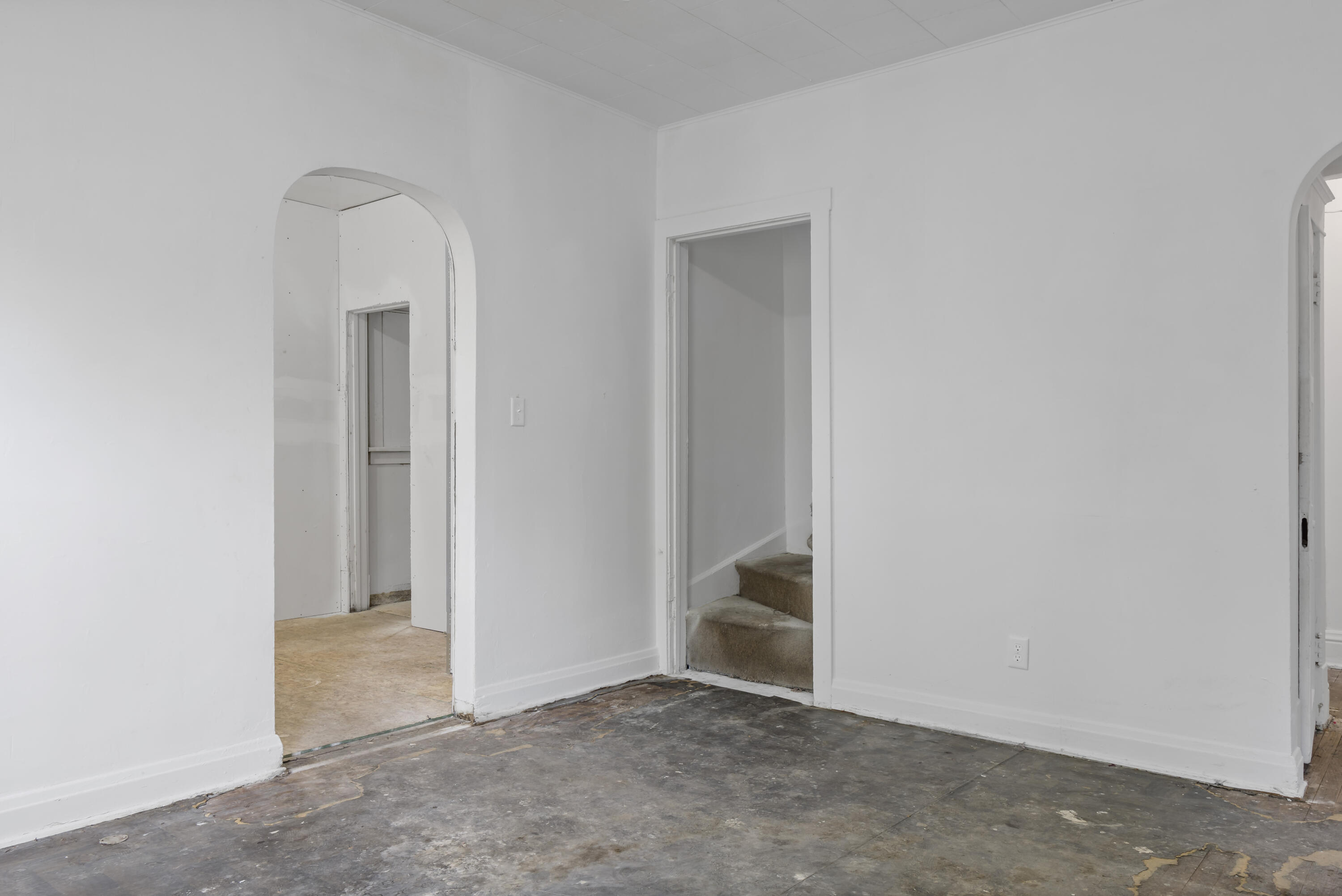 605 Mount Street Gary, IN 46406 - Photo 5 of 23 an empty room with closet and a hallway
