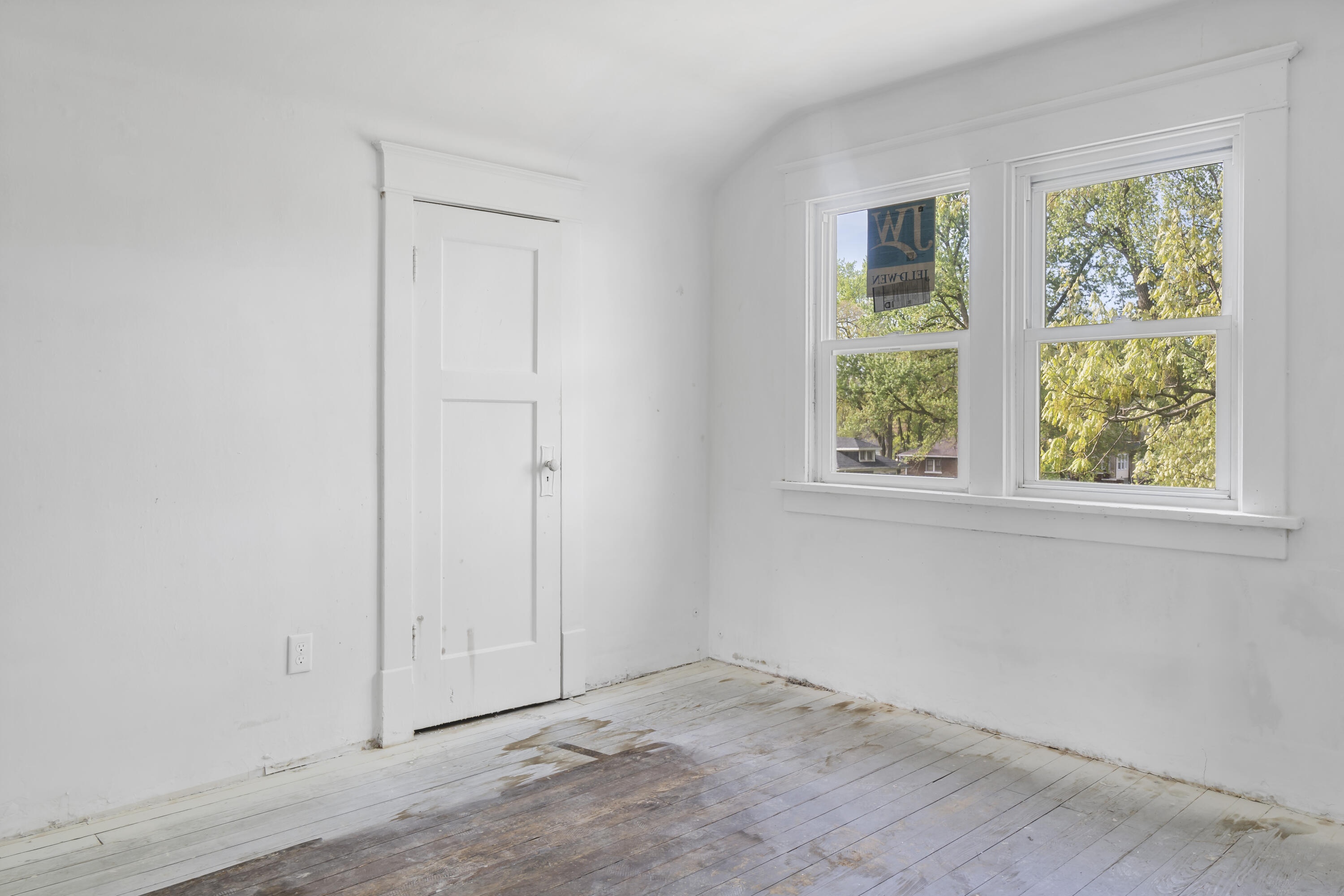 605 Mount Street Gary, IN 46406 - Photo 9 of 23 an empty room with windows