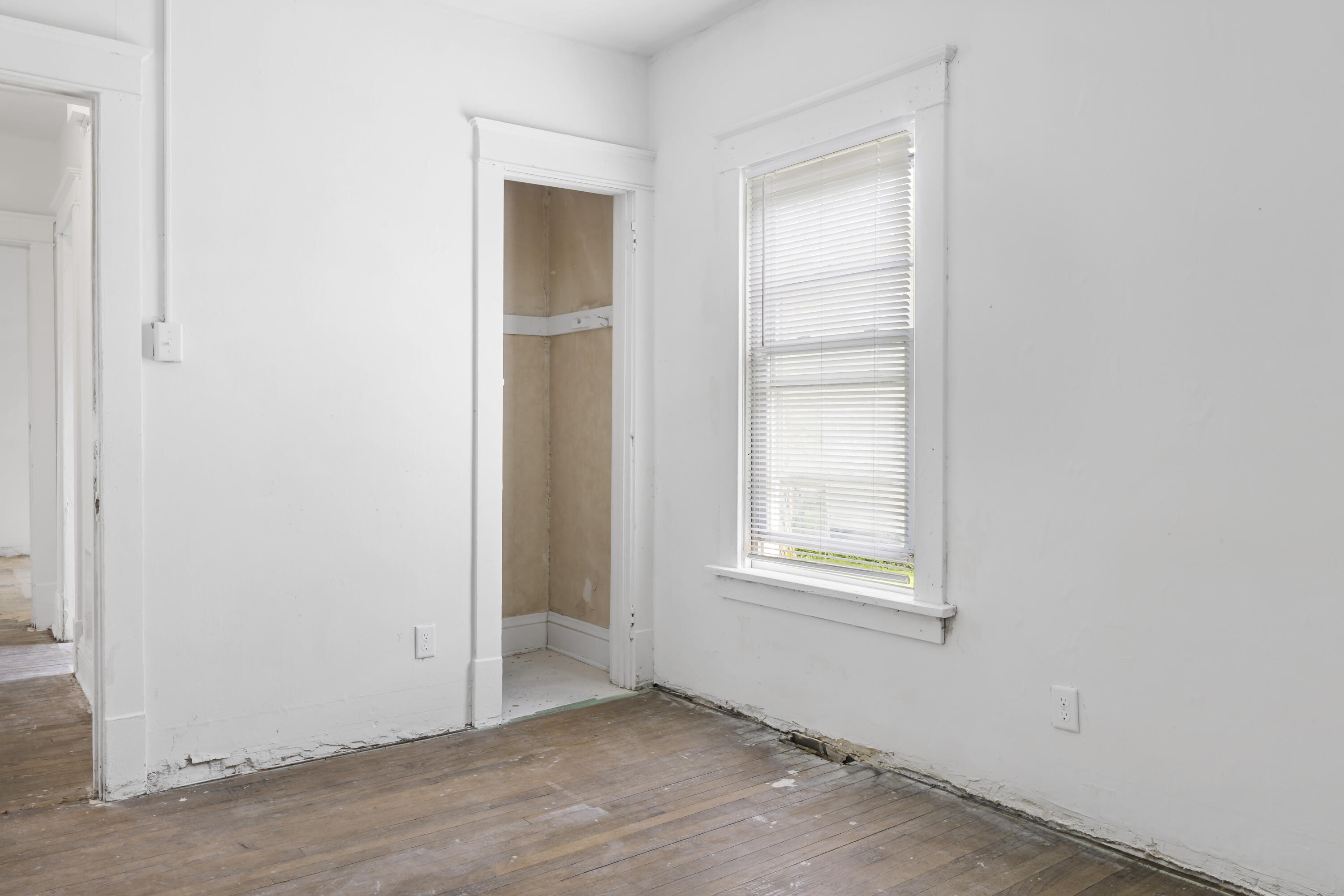 605 Mount Street Gary, IN 46406 - Photo 10 of 23 an empty room with windows and closet