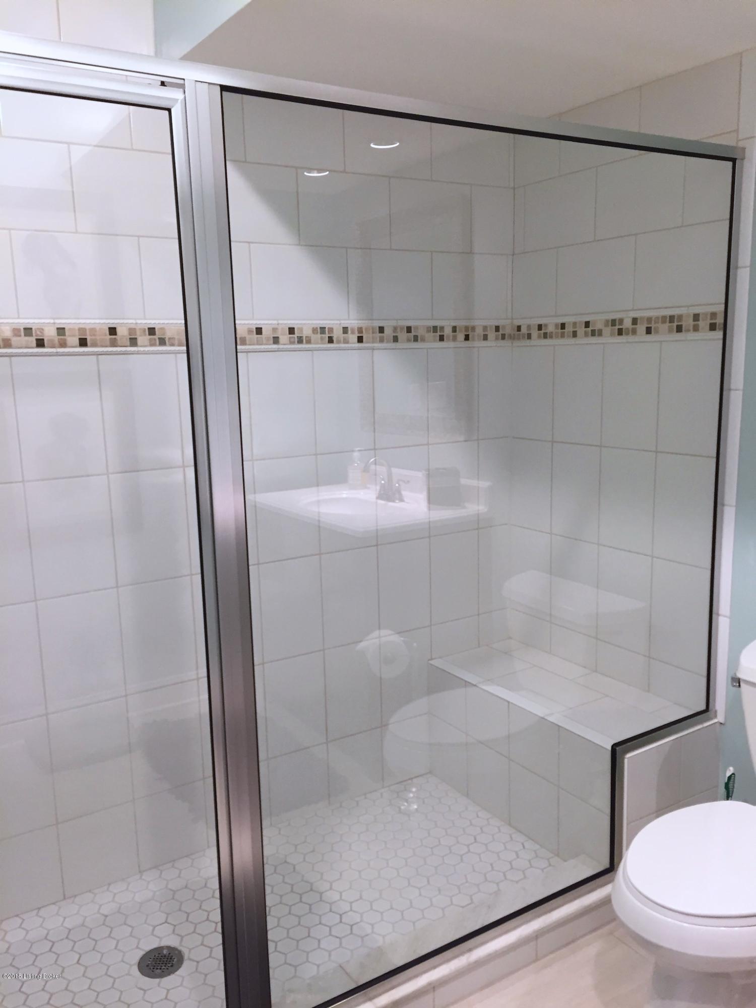 700 Evergreen Road Anchorage, KY 40223 - Photo 15 of 27 Mast Bath 2
