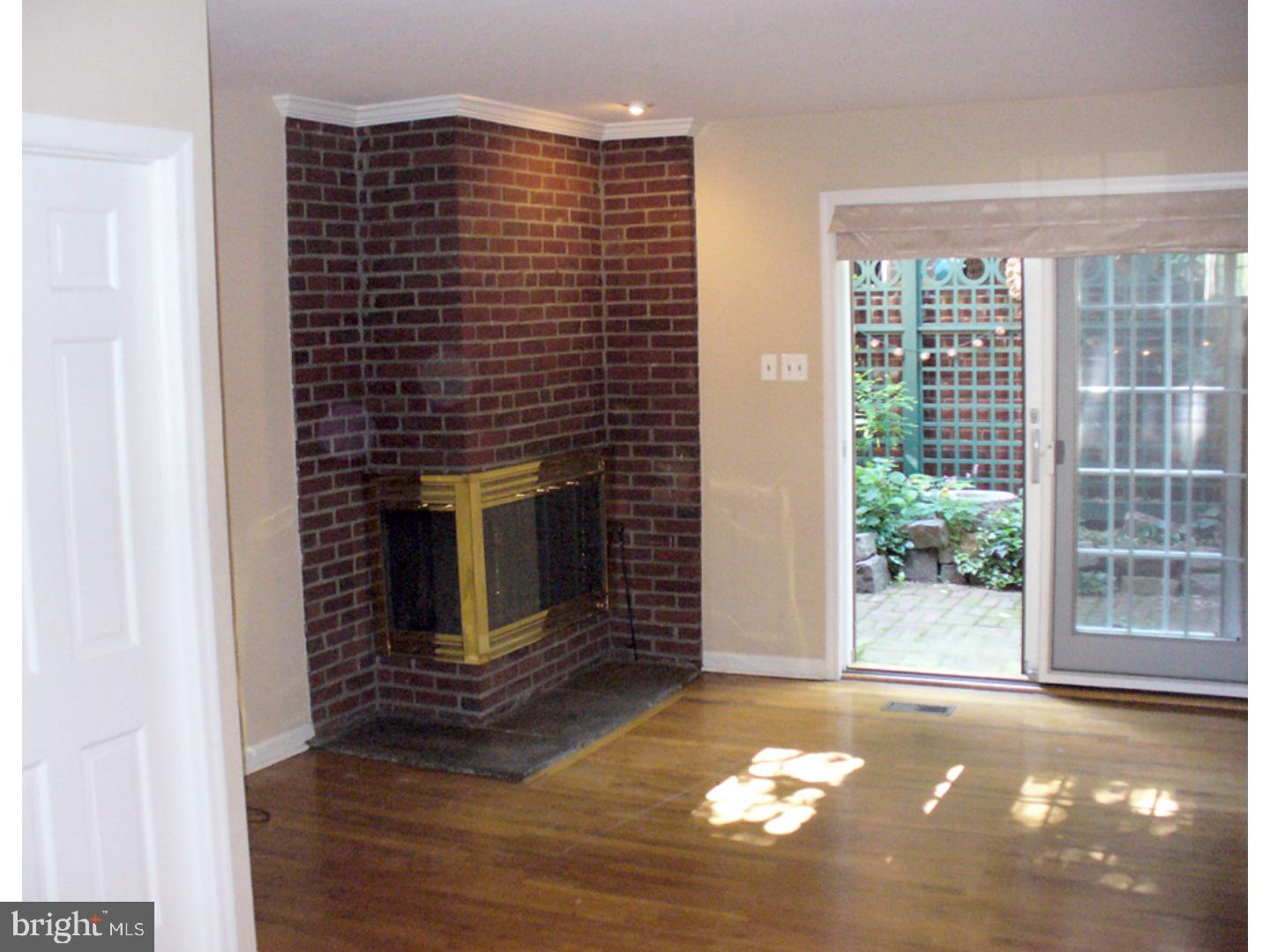 419 Quince Street Philadelphia, PA 19147 - Photo 4 of 31 LR w/ fireplace