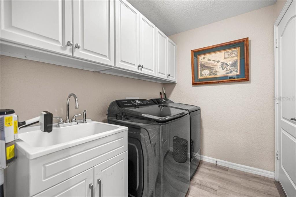 700 East Boston Street Hernando, FL 34442 - Photo 15 of 39 a utility room with dryer and washer