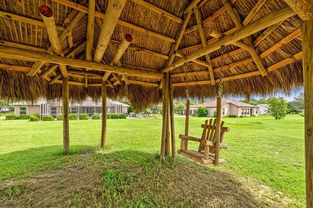 a view of a backyard