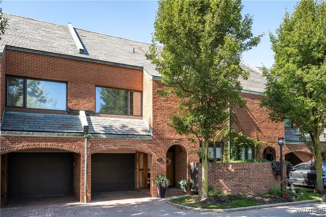 $915,000 | 300 Rivermist Drive, Buffalo, NY 14202