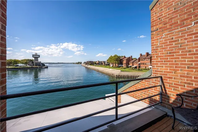 $915,000 | 300 Rivermist Drive, Buffalo, NY 14202