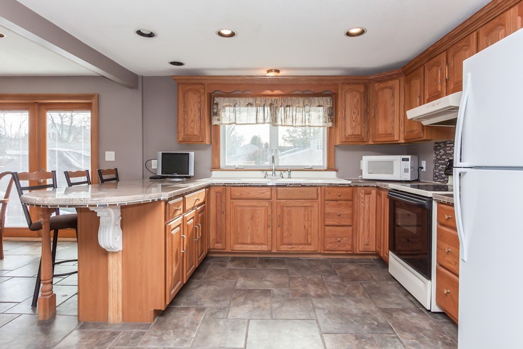 1671 Wilbraham Road Springfield, MA 01119 - Photo 3 of 30