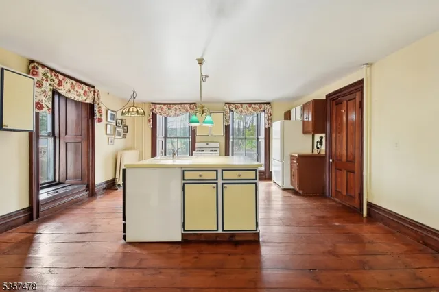 $685,000 | 19 East Mill Road, Long Valley, NJ 07853