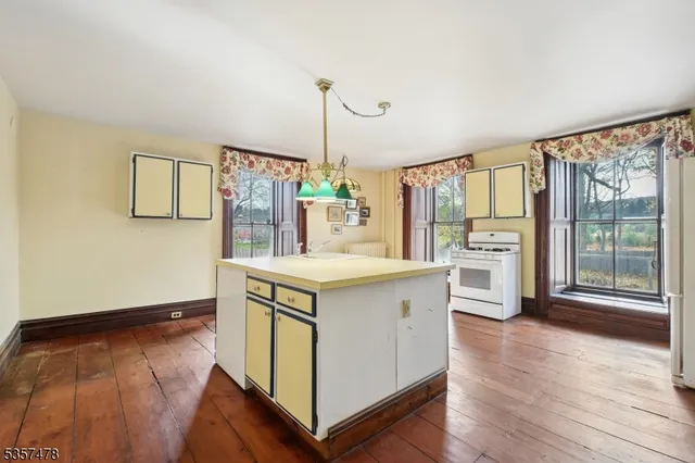 $685,000 | 19 East Mill Road, Long Valley, NJ 07853