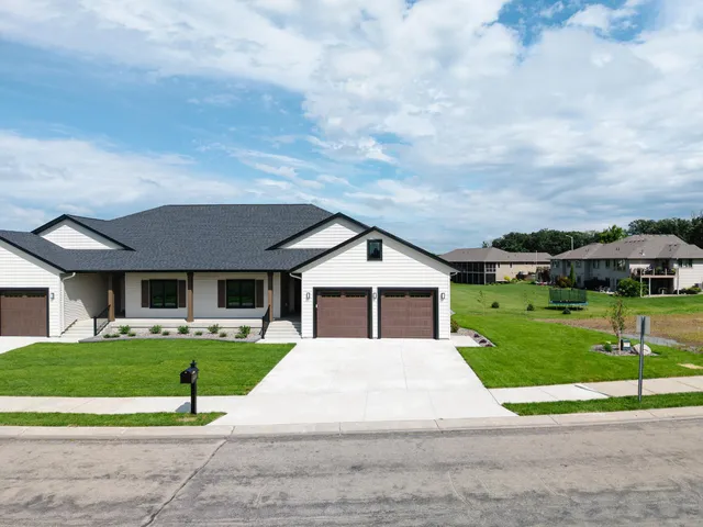 $886,900 | 2330 West 9th Street, Albert Lea, MN 56007